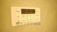 湯量・湯温の設定、そして保温までワンタッチのフルオートバス。便利な追い炊き機能付きです。