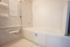 1日の疲れを癒すくつろぎのバスルーム。足を伸ばしてもゆったりと入れるサイズです。お子様と一緒にお風呂に入っても狭くないですね^^