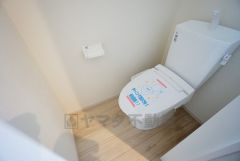 温水洗浄機付トイレです。節水機能もあるので、安心して使えますね。もちろん、1階2階の2ヶ所にトイレがあるので、忙しい朝にもゆとりができますね。