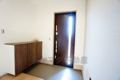 たっぷり収納できるシューズボックスです。家族全員の靴がきれいに整頓できます。棚の上にお花や写真を飾っても良いですね。