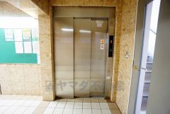 重い荷物を運ぶのにも便利なエレベーター付です。