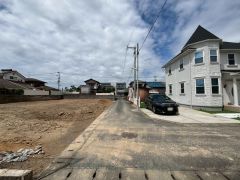 現地（2026年4月20日）撮影。住人以外の車の進入も少なく、小さなお子様を持つご家庭にも安心です。全戸駐車スペースも2台確保、来客時にも便利。