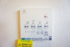 浴室暖房乾燥機付き。天候に左右されず、いつでも好きなときに洗濯物を干せるので、仕事や家事で忙しい方に重宝します。