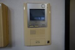 防犯性、セキュリティ対策に安心できるテレビモニター付きインターフォンです。セールスマン対策にもなり安心できます。