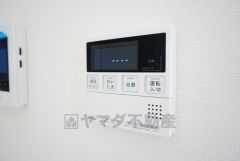 キッチン横からお湯張り、追い炊き、足し湯がボタン一つで楽々操作できる給湯機リモコンです＾＾忙しい夕飯の準備の時間帯に重宝しますね。