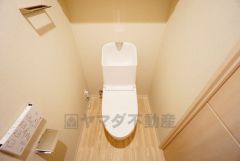 温水、暖房、ウォシュレット付の高機能トイレです。棚を設置して観葉植物や写真等を飾ればステキな空間になりそうです＾＾