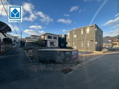 大通りから離れた静かな住宅街。車通りも少なく安心。