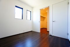 暖かい日差しが差し込む洋室。たっぷり収納できるクローゼット付きでお部屋の中をすっきりと快適に保てます。