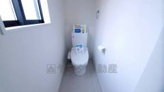 1階2階の2ヶ所にトイレがあるので、忙しい朝にもゆとりができますね。小窓付きで換気する時に便利です＾＾