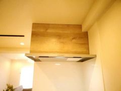 風量が弱・強と切替え可能なレンジフードが調理中の煙をしっかり吸い込みます。手元を照らすライト付きです。