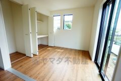 リビング横の洋室です。各部屋に収納が完備されているので、お荷物が増えても安心の設計です。