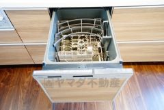 食後の時間にゆとりを与えてくれる食器洗い乾燥機。操作ボタンも上面にあるので、腰をかがめずに操作が楽々。