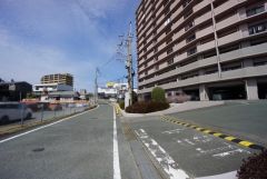 前面道路。スーパー、コンビニ、ドラッグストアまで徒歩9分圏内＾＾周辺環境充実＾＾