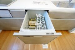 食事の後の手間を解消する食器洗い乾燥機付。冬場の洗い物で手荒れの悩みもなくなります。手洗いよりも節約できて便利。