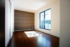 デザインクロスが2階洋室の雰囲気を上品に仕上げています。いつもと違う雰囲気のお部屋をお楽しみください。