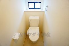 温水洗浄機付トイレです。節水機能もあるので、安心して使えますね。もちろん、1階2階の2ヶ所にトイレがあるので、忙しい朝にもゆとりができますね。