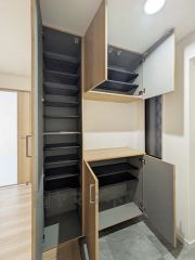 壁一面に設けた大容量のシューズボックスは実用性と機能性を兼ね備えています。急な来客でも、いつも整頓された玄関でお出迎えができます。