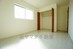 暖かい日差しが差し込む洋室。たっぷり収納できるクローゼット付きでお部屋の中をすっきりと快適に保てます。