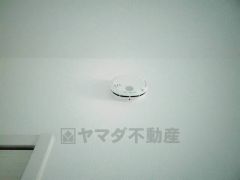 火災発生をいち早く知らせてくれる火災報知器は標準装備です。