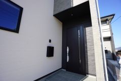 家の顔となる玄関扉がかっこいいと、たくさんの人を招き入れたくなりますね＾＾奥まって設置されており、雨にも濡れにくくなっています。