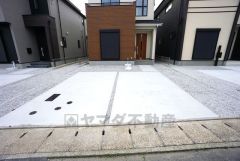 駐車スペースはゆとりある2台分を確保。マイカー用に、お客さま用に、余裕を持ってご利用いただけます。