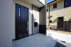 家の顔となる玄関扉がかっこいいと、たくさんの人を招き入れたくなりますね＾＾奥まって設置されており、雨にも濡れにくくなっています。