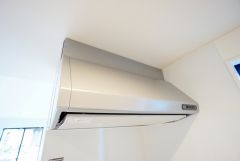調理により発生する油煙や臭いを吸い込み、屋外へ排気してくれます。