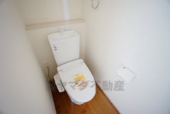 温水洗浄機付トイレです。節水機能もあるので、安心して使えますね。もちろん、1階2階の2ヶ所にトイレがあるので、忙しい朝にもゆとりができますね。