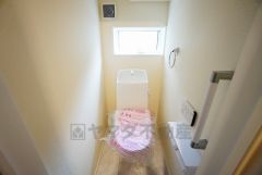 温水洗浄機付トイレです。節水機能もあるので、安心して使えますね。もちろん、1階2階の2ヶ所にトイレがあるので、忙しい朝にもゆとりができますね。