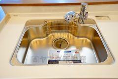 広々としたステンレスシンクには、洗剤やスポンジを収納出来るラック付き。広さも確保しているので、大きなお鍋も洗いやすいです。