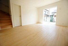 大きな窓のあるリビングは、陽光あふれる明るい空間です。居心地良く、ご家族皆がゆったり寛げる憩いの空間となりそうです。
