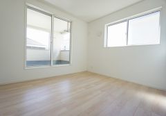 同仕様写真。寛ぎの時間を紡ぎだす主寝室は、大型ベッドを置いても余裕の広さを確保しています。