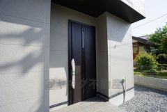 家の顔となる玄関扉がかっこいいと、たくさんの人を招き入れたくなりますね＾＾奥まって設置されており、雨にも濡れにくくなっています。