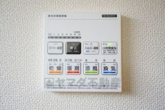 雨の日の洗濯も安心できる浴室暖房乾燥機付き浴室。リモコンで操作もボタン1つで簡単。