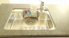 広々とした凸型シンクに洗剤ポケットを標準装備。大きなお鍋など洗いやすいです。