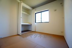 同仕様写真。リビングからの続き間として和室をご用意しました。普段はリビングとつなげて開放的なスペースとして、来客時には客間としてお使いいただけます。