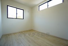 同仕様写真。2面採光を確保した明るい室内は、風通しも良く、大変居心地の良い空間となっております。日当たりがよく、子供部屋としての利用もおすすめ。
