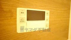 湯量・湯温の設定、そして保温までワンタッチのフルオートバス。便利な追い炊き機能付きです。