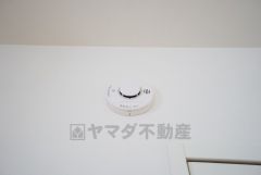 火災発生をいち早く知らせてくれる火災報知器は標準装備です。