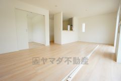 リビングは広々とした設計で、家族が集い、寛ぐ暮らしの空間を演出しています。思い思いの時間を過ごしたり、家族みんなで食事をしたり、素敵な団らんの場になりますね。