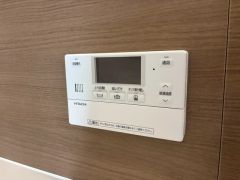 湯量・湯温の設定、そして保温までワンタッチのフルオートバス。便利な追い炊き機能付きです。