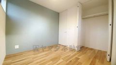 暖かい日差しが差し込む洋室。たっぷり収納できるクローゼット付きでお部屋の中をすっきりと快適に保てます。