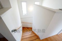 小さなお子様やご高齢の方でも安心できる、手すり付き階段。段差も低めで設定されており、安全性にも優れています。