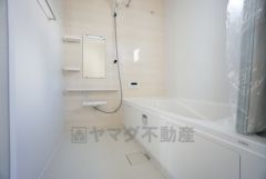 1日の疲れを癒すくつろぎのバスルーム。足を伸ばしてもゆったりと入れるサイズです。お子様と一緒にお風呂に入っても狭くないですね^^