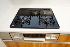 複数の調理を一度に行うことができる3口コンロ。効率よくお料理が出来ます。毎日のお料理も楽しくなりますね＾＾