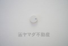 火災による煙や熱を感知して、警報音やブザー等で火災の発生を知らせてくれる火災警報器。