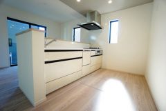 対面式カウンターキッチンからはお子様の様子が見守れます。ダイニングへの配膳や調理の時便利なカウンター付き。
