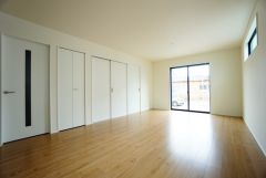 大きな掃き出し窓のあるリビングは、陽光あふれる明るい空間です。ゆったりと寛げる憩いの場となりそうです。