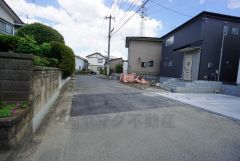  大型車の通行が少なく、騒音や振動が少ないので静かで快適な生活を送れます。