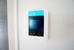 防犯はもちろん、セールスマン対策にもなるモニター付きインターホンです。お子さん1人での留守番時にも活躍しそうです。
